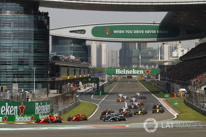 Sebastian Vettel, Ferrari SF71H, devant Kimi Raikkonen, Ferrari SF71H, Valtteri Bottas, Mercedes AMG F1 W09, Lewis Hamilton, Mercedes AMG F1 W09, Max Verstappen, Red Bull Racing RB14 Tag Heuer, et le reste du peloton au départ