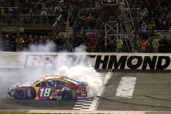 Il vincitore della gara Kyle Busch, Joe Gibbs Racing