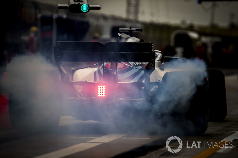 Lance Stroll, Williams FW41 Mercedes, en pit lane