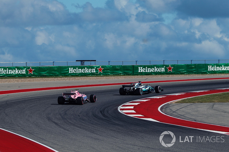 Esteban Ocon, Sahara Force India VJM10 y Lewis Hamilton, Mercedes-Benz F1 W08