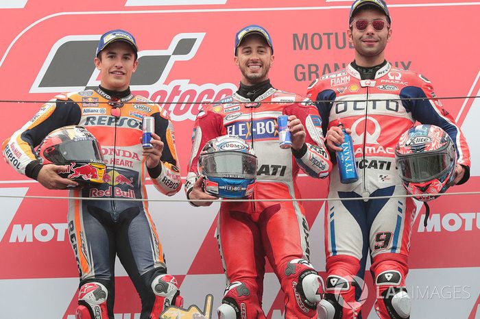 Petrucci, a la derecha, junto a Dovizioso y Márquez en 2017