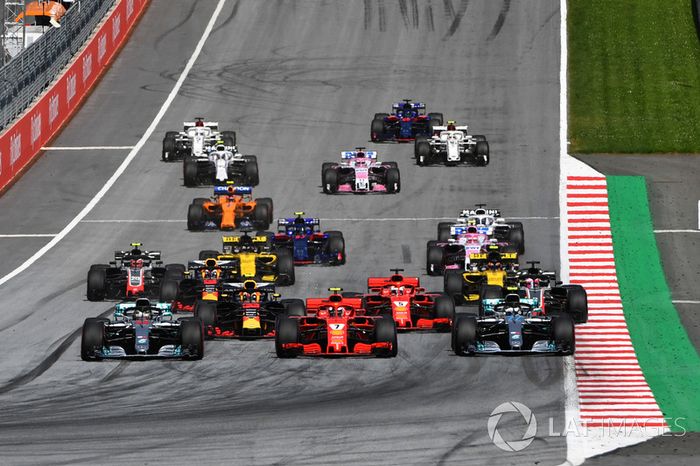 Lewis Hamilton, Mercedes-AMG F1 W09, Valtteri Bottas, Mercedes-AMG F1 W09 y Kimi Raikkonen, Ferrari SF71H, luchan al inicio de la carrera
