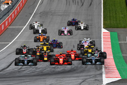 Lewis Hamilton, Mercedes-AMG F1 W09, Valtteri Bottas, Mercedes-AMG F1 W09 en Kimi Raikkonen, Ferrari SF71H bij de start van de race