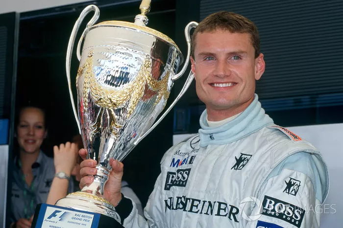 Coulthard met één van zijn in totaal dertien overwinnaarstrofeeën: