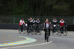 Alexander Wurz, Fernando Alonso, Sébastien Buemi, Kazuki Nakajima, Toyota Gazoo Racing, à vélo sur le circuit