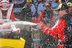 Ganador de la carrera Carl Edwards, Joe Gibbs Racing Toyota