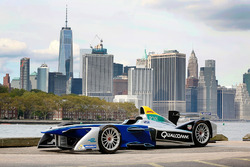 Ein Formel E Fahrzeug mit der Skyline von New York City