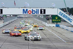 Старт классу GTLM: #25 BMW Team RLL BMW M6 GTLM: Бруно Шпенглер, Білл Оберлен, Дік Вернер лідірує