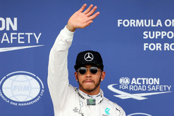 Polezitter Lewis Hamilton, Mercedes AMG F1 Team viert polepositie in parc fermé