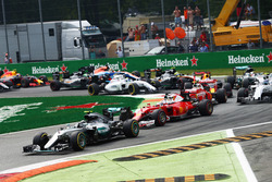 Ніко Росберг, Mercedes AMG F1 W07 Hybrid лідирує на старті гонки
