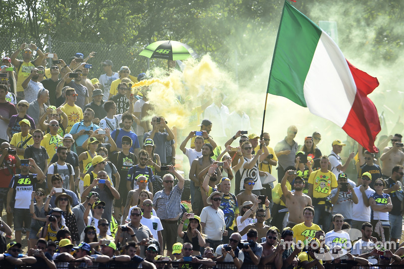 Des fans de Valentino Rossi, Yamaha Factory Racing
