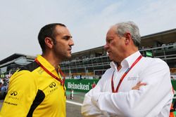 Cyril Abiteboul, Renault Sport F1 Managing Director con Frederic Vasseur, Renault Sport F1 Team Raci