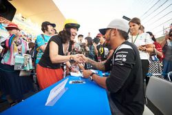 Lewis Hamilton, Mercedes AMG F1 con fans