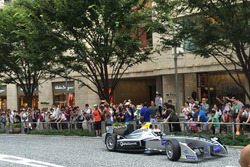 Sakon Yamamoto alla guida della Spark-Renault SRT_01E per le strade di Tokyo