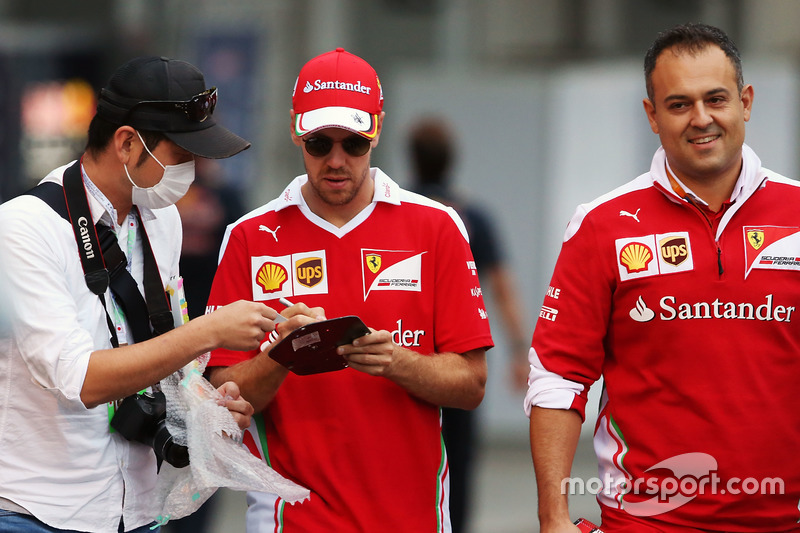 Sebastian Vettel, Ferrari, schreibt Autogramme