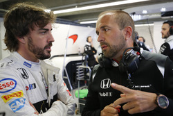 Fernando Alonso, McLaren MP4-31 en el garaje con Matt Morris
