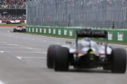 Carlos Sainz Jr., Scuderia Toro Rosso pega en el muro