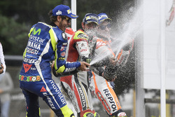 Podium: ganador, Cal Crutchlow, Team LCR Honda, segundo, Valentino Rossi, Yamaha Factory Racing, ter