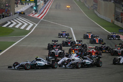 Arrancada: Nico Rosberg, Mercedes AMG F1 Team W07 y Lewis Hamilton, Mercedes AMG F1 Team W07