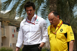 Toto Wolff, Mercedes GP Sportchef und Frederic Vasseur, Renault Sport F1 Team, Renndirektor
