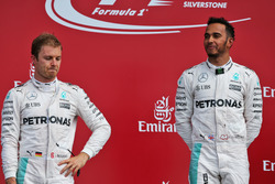 Nico Rosberg, Mercedes AMG F1 en el podio con Lewis Hamilton, Mercedes AMG F1