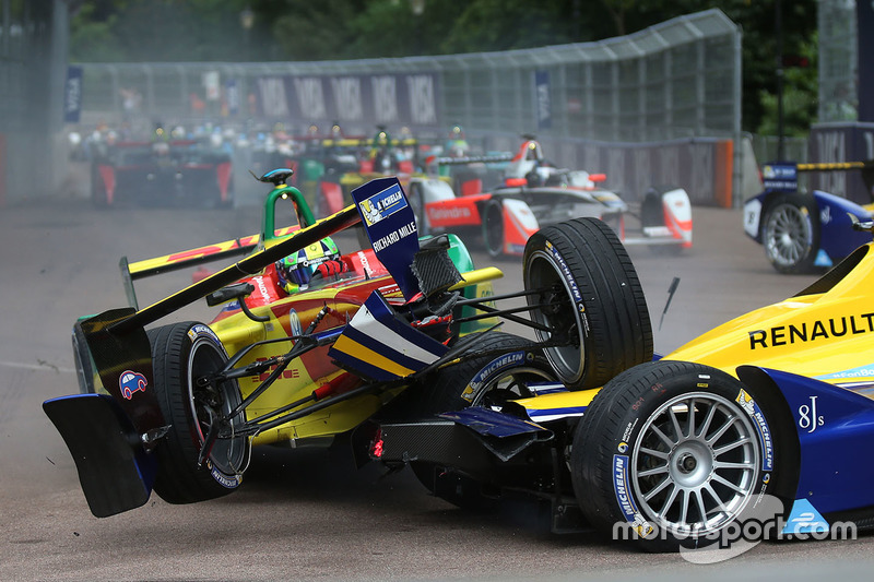 Lucas di Grassi, ABT Schaeffler Audi Sport and Sébastien Buemi, Renault e.Dams crash in the first co