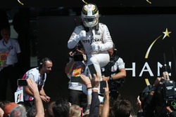 Sieger Lewis Hamilton, Mercedes AMG F1 W07 Hybrid feiert