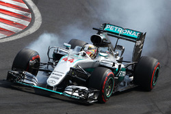 Lewis Hamilton, Mercedes AMG F1 W07 Hybrid se bloquea en la frenada
