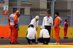 Charlie Whiting, delegado FIA y Herbie Blash, delegado FIA, inspeccionan el circuito después de que 