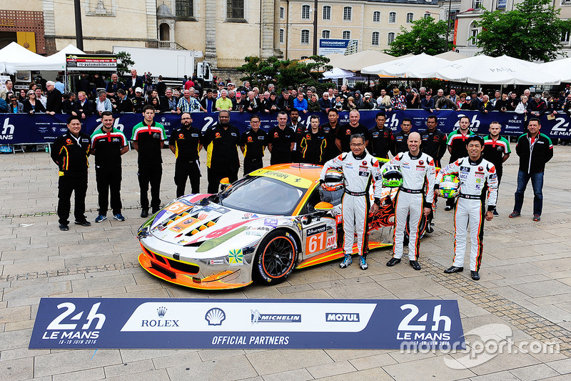 #61 Clearwater Racing, Ferrari 458 Italia: Mok Weng Sun, Rob Bell, Keita Sawa