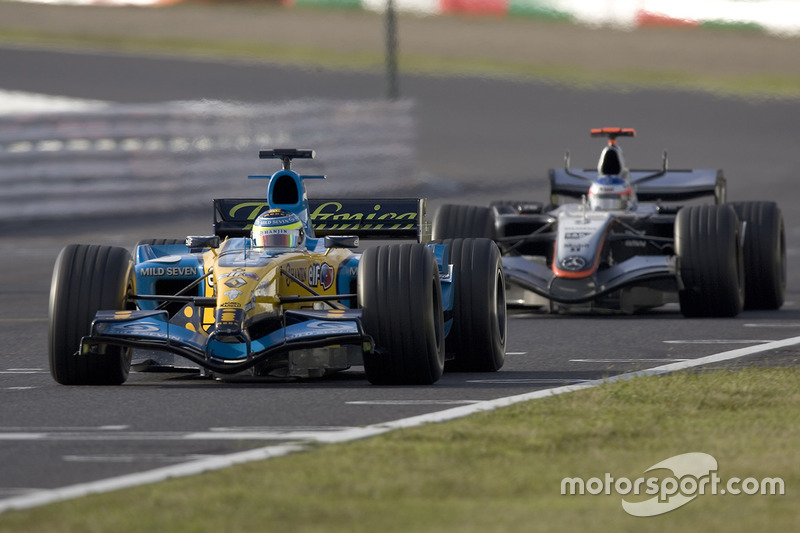 Giancarlo Fisichella, Renault R25, lidera a Kimi Raikkonen, McLaren Mercedes MP4-20