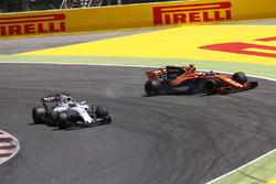Felipe Massa, Williams FW40, percute Stoffel Vandoorne, McLaren MCL32