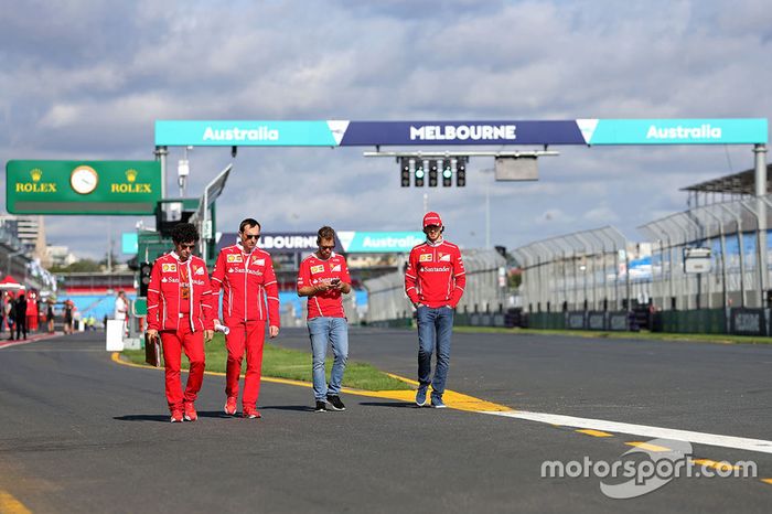 Sebastian Vettel, Ferrari camina por el circuito