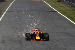 Max Verstappen, Red Bull Racing RB13, front puncture