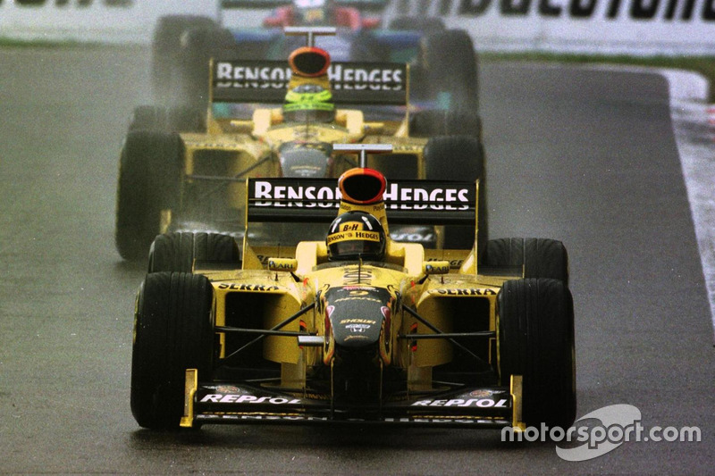 Damon Hill, Jordan 198 Mugen-Honda lidera a Ralf Schumacher, Jordan 198 Mugen-Honda y Jean Alesi, Sa