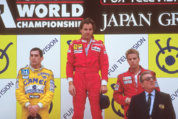 Podium : le vainqueur Gerhard Berger, Ferrari, le second Ayrton Senna, Team Lotus, le troisième Stefan Johansson, McLaren, avec Jean-Marie Balestre, président de la FIA