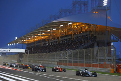 Валттері Боттас, Mercedes AMG F1 W08, їде попереду Себастьяна Феттеля, Ferrari SF70H, Льюіса Хемілто