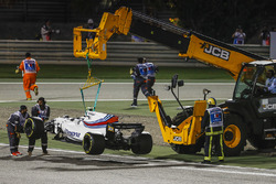 Oficiales sacan el auto de Lance Stroll, Williams FW40