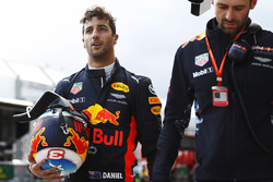 Daniel Ricciardo, Red Bull Racing, retourne dans les stands après son accident