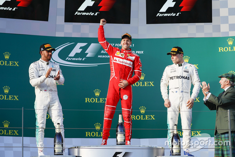 Sebastian Vettel, Ferrari, vainqueur, Lewis Hamilton, Mercedes AMG, deuxième, et Valtteri Bottas, Mercedes AMG, troisième, fêtent leurs places sur le podium