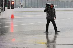 Un cámara bajo la lluvia
