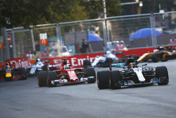 Льюис Хэмилтон, Mercedes AMG F1 W08, и Себастьян Феттель, Ferrari SF70H