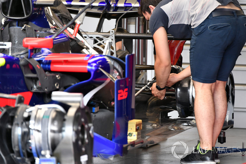 Детали центральной части Toro Rosso STR12