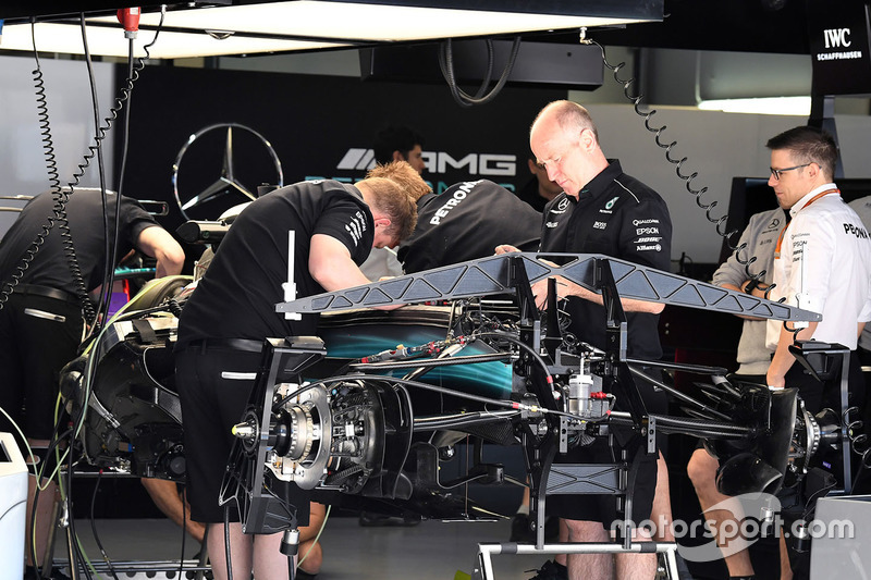 Detalle del chasis y los frenos delanteros del Mercedes AMG F1 W08