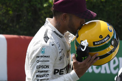 Polesitter Lewis Hamilton, Mercedes AMG F1, mit Helm von Ayrton Senna