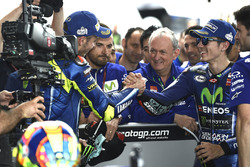 Valentino Rossi félicite Maverick Viñales, Yamaha Factory Racing, sous l’œil de Ramon Forcada