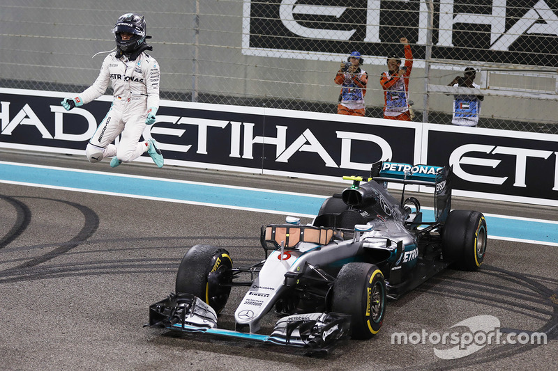 Segundo lugar Nico Rosberg, Mercedes AMG F1 W07 Hybrid celebra su campeonato del mundo 2016 al final