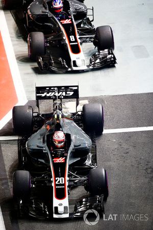 Kevin Magnussen, Haas F1 Team VF-17, Romain Grosjean, Haas F1 Team VF-17