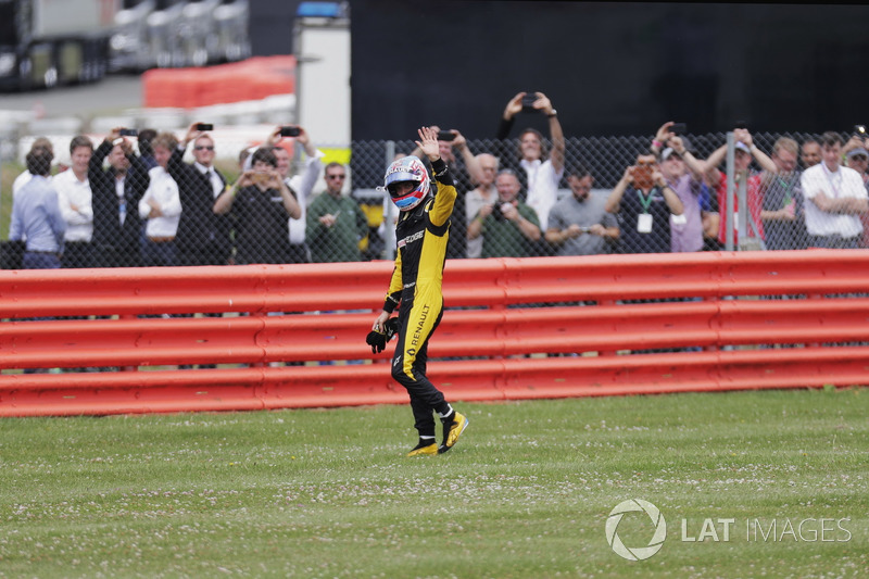 Jolyon Palmer, Renault Sport F1 Team, waves to his home crowd after retiring on the parade lap