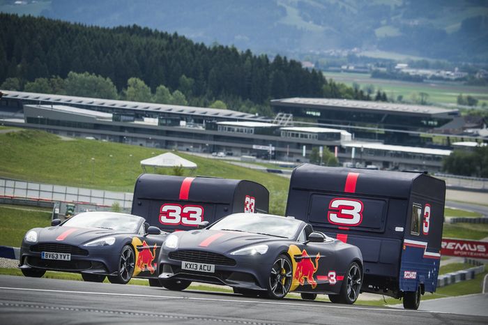 Max Verstappen y Daniel Ricciardo compiten con un Aston Martin y una caravana